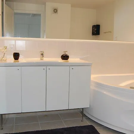 Front In With Kitchen *